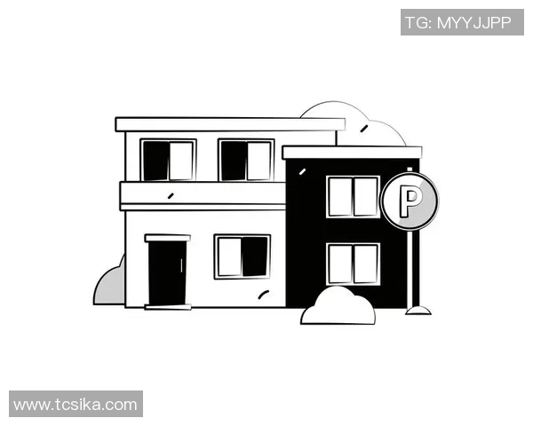 黑白交织的足球梦境插画展现运动与艺术的完美结合